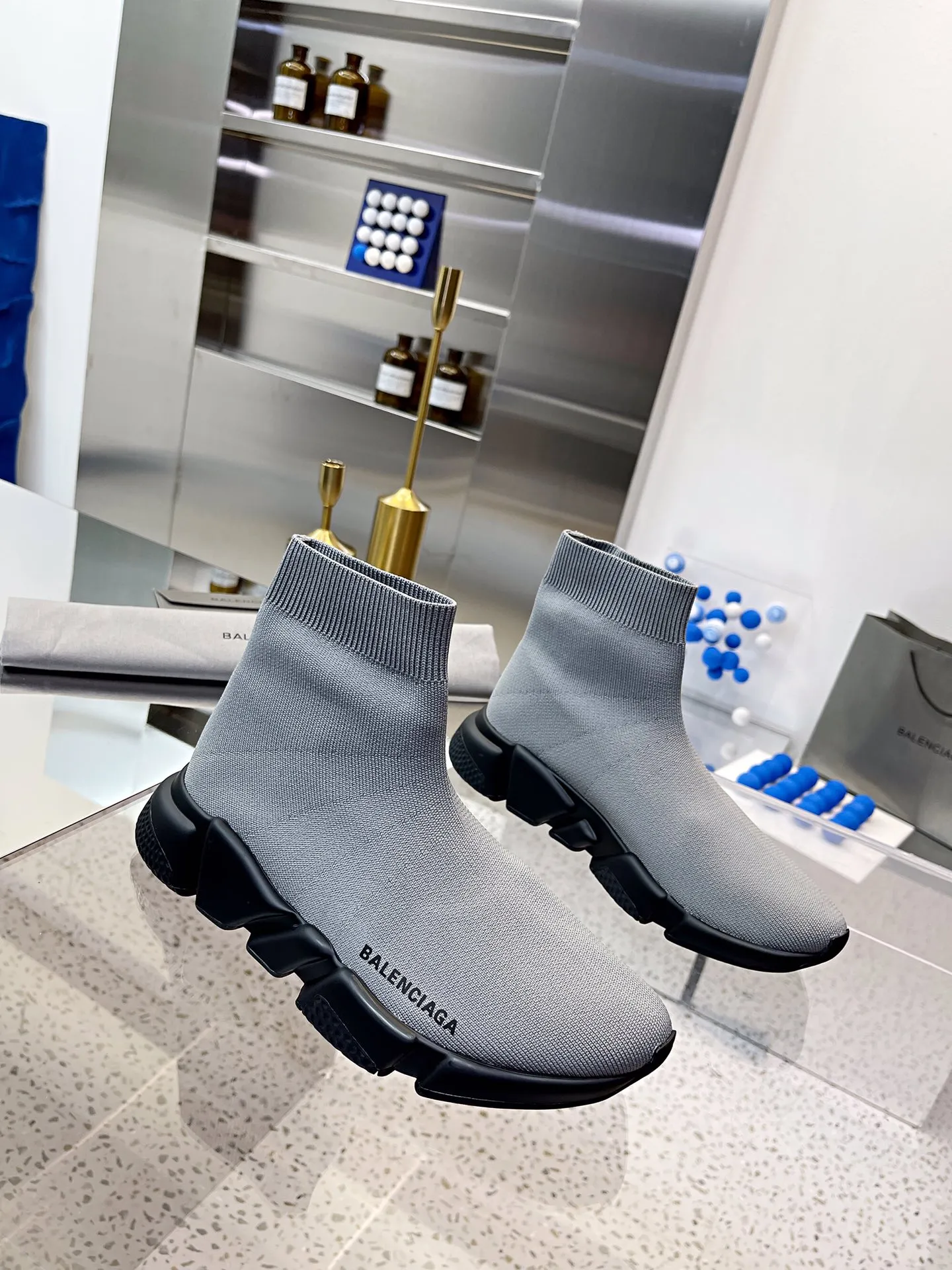 👟👟Ex-factory price 400👟👟 Balenciaga classic sock boots, originally produced by the factory, purchasing agent level. The latest original outsole mold, (TPU ten-vacuum outsole, the highest version on the market, please do not compare prices with TPR outsole, don’t bother if you don’t know the product) The black, white and red three-color vacuum sole shows high-end luxury. •Upper: elastic fly weave double-layer composite gold wire high-elastic knitted mesh cotton •Inner lining: imported double-sided velvet, which is comfortable and resilient to shape •Insole: original imported terry cloth, breathable but not fading •Sole: TPU ten-vacuum outsole (to eliminate pores) •Packaging: full set of packaging (certificate, invoice, cloth bag, handbag) •Size: 34-45 standard code (34, 45, 46.47 can be customized and are not returnable)